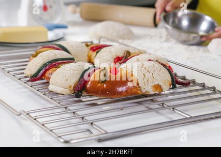 Femme mexicaine cuisant un traditionnel rosca de reyes ou un gâteau épiphanie sur le four dans la cuisine à la maison pour le Kings Day au Mexique Amérique latine Banque D'Images