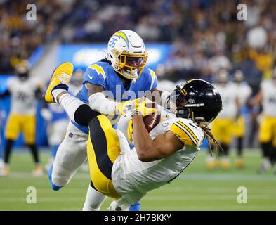 Inglewood, Californie, États-Unis.Le 21 novembre 2021 Chase Claypool, grand destinataire des Pittsburgh Steelers (11), fait une prise tandis que les Los Angeles Chargers Corner back Asante Samuel Jr. (26) défend pendant le match de la NFL entre les Los Angeles Chargers et les Pittsburgh Steelers au stade SOFI d'Inglewood, en Californie.Charles Baus/CSM.Crédit : CAL Sport Media/Alay Live News Banque D'Images