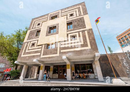 25 mai 2021, Erevan, Arménie: École de musique spéciale avec des élèves à l'entrée Banque D'Images