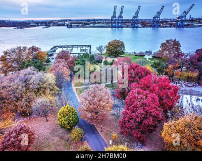 Vue aérienne d'un parc au bord de la rivière aux couleurs de l'automne Banque D'Images