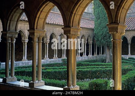 FRANCE.PYRÉNÉES ORIENTALES (66).VALLESPIR SUPÉRIEUR.ARLES-SUR-TECH.CLOÎTRE GOTHIQUE DE L'ÉGLISE Banque D'Images