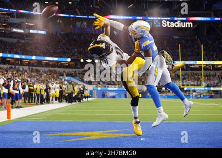 Inglewood, Californie, États-Unis.21 novembre 2021 le grand récepteur des Steelers de Pittsburgh Diontae Johnson (11) tente de faire une prise comme Los Angeles Chargers Corner back Asante Samuel Jr. (26) défend pendant le match de la NFL entre les Chargers de Los Angeles et les Steelers de Pittsburgh au stade SOFI d'Inglewood, Californie.Charles Baus/CSM.Crédit : CAL Sport Media/Alay Live News Banque D'Images