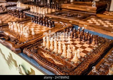 Un souvenir d'époque, une chesse en bois sculptée dans une boutique d'artisans Banque D'Images