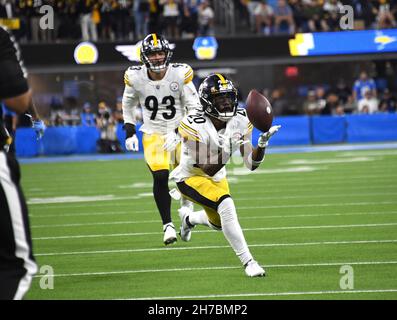 Inglewood, États-Unis.22 novembre 2021.Steelers Corner back Cameron Sutton (20) intercepte un quatrième passage de quart de Chargers Quarterback Justin Herbert au stade SOFI le dimanche 21 novembre 2021 à Inglewood, Californie.Les Chargers ont battu les Steelers 41-37.Photo de Jon SooHoo/UPI crédit: UPI/Alay Live News Banque D'Images