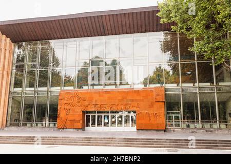 25 mai 2021, Erevan, Arménie: Entrée du Théâtre académique d'Etat de Sundukyan avec basrelief de style soviétique Banque D'Images