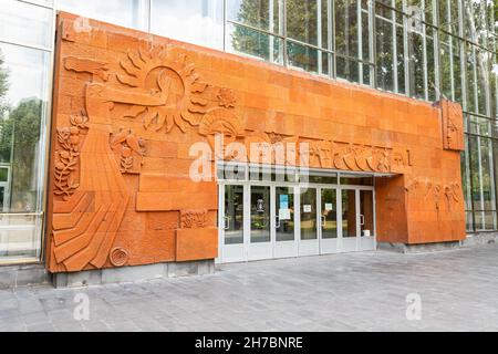 25 mai 2021, Erevan, Arménie: Entrée du Théâtre académique d'Etat de Sundukyan avec basrelief de style soviétique Banque D'Images