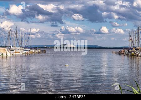 Mardorf, Basse-Saxe, Allemagne - 07 juin 2020 : le Steinhuder Meer avec la Marina et le tas de déblais de la mine de potasse en arrière-plan Banque D'Images