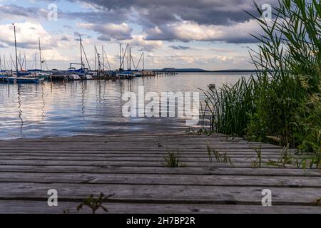 Mardorf, Basse-Saxe, Allemagne - 07 juin 2020 : le Steinhuder Meer avec la Marina et le tas de déblais de la mine de potasse en arrière-plan Banque D'Images