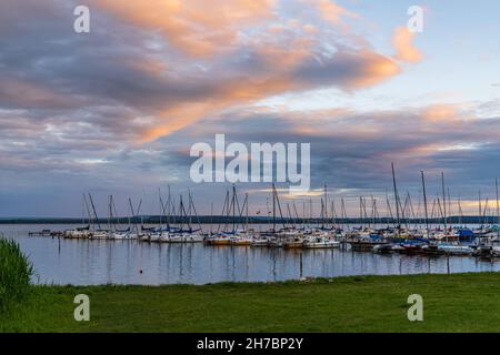 Mardorf, Basse-Saxe, Allemagne - 07 juin 2020 : soirée au Steinhuder Meer avec des nuages au-dessus de la marina Banque D'Images