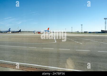 Plusieurs avions garés à l'aéroport lors du chargement Banque D'Images