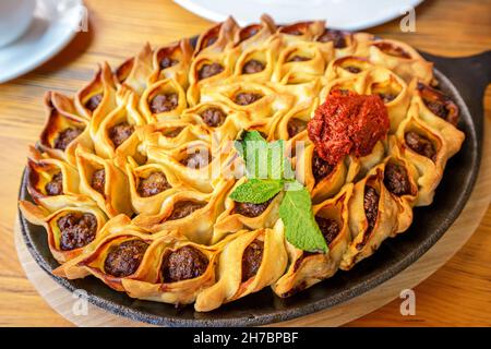 Ouvrez les manti ou les boulettes sur une poêle sur une table au restaurant.Cuisine traditionnelle des habitants orientaux et turcs Banque D'Images