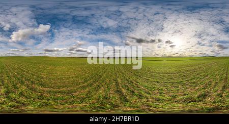 Vue panoramique à 360° de Panorama hdri du soir 360 vue parmi les champs d'élevage avec nuages de coucher de soleil en projection sphérique équirectangulaire, prêt pour VR AR réalité virtuelle conten