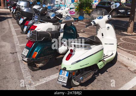 Gaeta, Italie - 20 août 2015 : les scooters italiens classiques sont garés dans une rue, vue arrière Banque D'Images