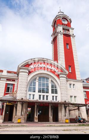 Varna, Bulgarie - 17 juillet 2014: Extérieur de la gare de Varna par un jour ensoleillé, les gens ordinaires sont près de l'entrée Banque D'Images