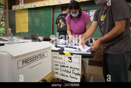 Buenos Aires, Argentine.21 novembre 2021.Dépouillement des votes lors de l'élection présidentielle pour les Chiliens vivant en Argentine.Les Chiliens vivant en Argentine ont voté aux élections présidentielles pour leur pays.(Photo de Jaime Olivos/Pacific Press) Credit: Pacific Press Media production Corp./Alay Live News Banque D'Images