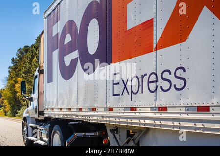 FedEx Express Truck voyageant sur l'Interstate 285 autour d'Atlanta, Géorgie.(ÉTATS-UNIS) Banque D'Images