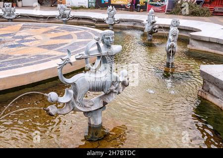 25 mai 2021, Erevan, Arménie : célèbre fontaine sur la place Charles Aznavour près du cinéma de Moscou Banque D'Images