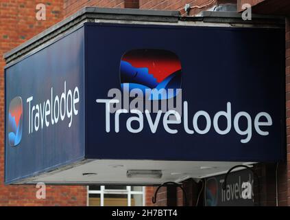 Photo du dossier datée du 30/05/14, d'une vue générale du panneau de l'hôtel Travelodge près de Marylebone Station, centre de Londres.Travelodge a annoncé que quatre nouveaux hôtels seront ouverts à temps pour Noël, alors que les patrons espèrent faire des affaires pour les familles qui souhaitent voyager pendant la période des fêtes.Date de publication : lundi 22 novembre 2021. Banque D'Images