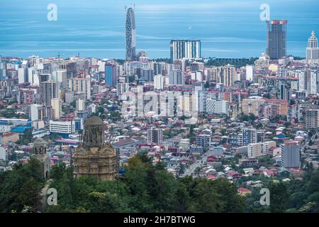 BATUMI, GÉORGIE - SEPTEMBRE 2021 : vue panoramique d'ariel sur la vieille ville et les gratte-ciels avec la mer depuis les montagnes et la vieille église Banque D'Images