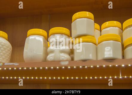 Miel naturel dans divers bocaux sur une étagère en bois, marché souvenir du village Banque D'Images