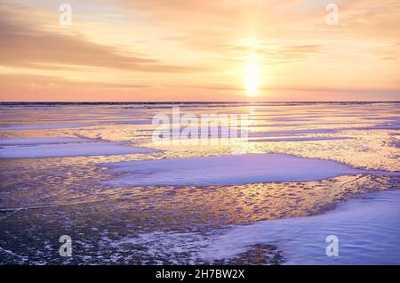 Magnifique paysage de glace hummock et fissures au lac gelé Baikal, Russie Banque D'Images