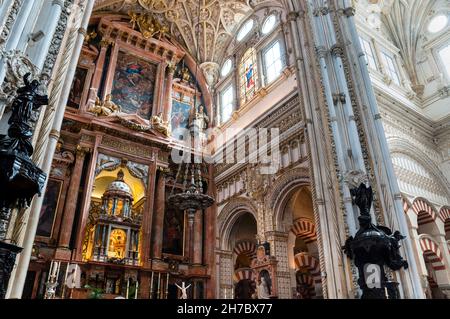 Capilla Mayor, haut autel Renaissance de la cathédrale notre-Dame de l'Assomption à Córdoba, Espagne. Banque D'Images