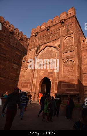 Fort d'Agra est un fort historique dans la ville d'Agra en Inde.C'était la résidence principale des empereurs de la dynastie Mughal jusqu'en 1638, quand la capitale fut transférée d'Agra à Delhi.Avant la capture par les Britanniques, les derniers dirigeants indiens à l'avoir occupé étaient les Marathas.Inde. Banque D'Images