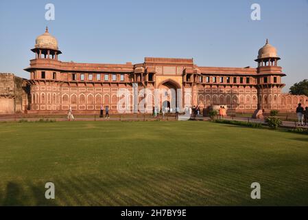 Fort d'Agra est un fort historique dans la ville d'Agra en Inde.C'était la résidence principale des empereurs de la dynastie Mughal jusqu'en 1638, quand la capitale fut transférée d'Agra à Delhi.Avant la capture par les Britanniques, les derniers dirigeants indiens à l'avoir occupé étaient les Marathas.Inde. Banque D'Images