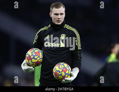 Londres, Royaume-Uni.21 novembre 2021.Kristoffer Klaesson, de Leeds United, se réchauffe avant le match de la Premier League au Tottenham Hotspur Stadium, Londres.Le crédit photo devrait se lire: Paul Terry/Sportimage crédit: Sportimage/Alay Live News Banque D'Images