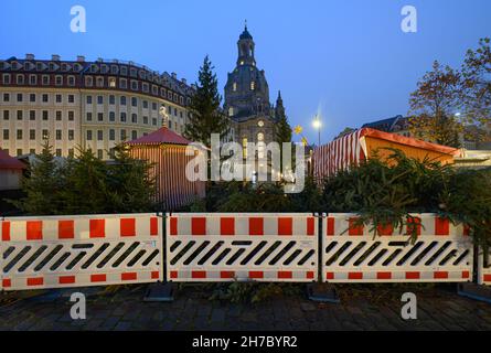 Dresde, Allemagne.22 novembre 2021.Des barrières sont en place devant le marché historique de Noël de Neumarkt, en face de la Frauenkirche.Compte tenu de l'augmentation rapide du nombre de Corona, des règles plus strictes pour lutter contre la pandémie s'appliqueront à partir de ce lundi en Saxe et au Schleswig-Holstein, entre autres.La Saxe, qui est particulièrement touchée, restreint de grandes parties de la vie publique.Credit: Robert Michael/dpa-Zentralbild/dpa/Alay Live News Banque D'Images