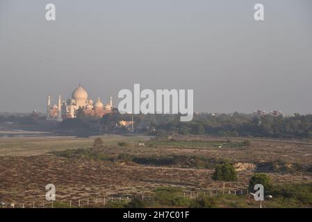 Immense mausolée de marbre blanc, construit à Agra entre 1631 et 1648 par ordre de l'empereur moghol Shah Jahan en mémoire de sa femme préférée, le Taj Mahal est le joyau de l'art musulman en Inde et l'un des chefs-d'œuvre universellement admirés du patrimoine mondial.C'est un site classé au patrimoine mondial de l'UNESCO.Inde. Banque D'Images