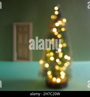 Bokeh flou et non focalisé.Concept de Noël, arbre de noël, avec plancher vert et mur. Banque D'Images