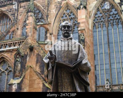 LICHFI, ROYAUME-UNI - 23 octobre 2021 : la statue de Saint-Tchad à l'extérieur de la cathédrale de Lichfield, au Royaume-Uni Banque D'Images