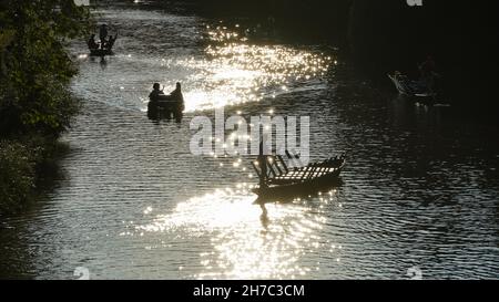 Tübingen, bateaux sur le Neckar à une journée ensoleillée avec des réflexions Banque D'Images