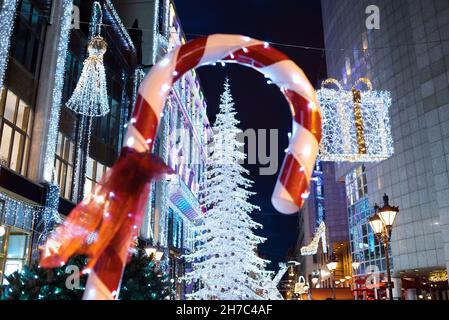 La rue Deák Ferenc est décorée à Budapest la veille de Noël Banque D'Images