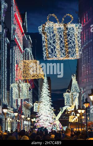 Décoration de Noël sur la rue Deák Ferenc à Budapest Banque D'Images