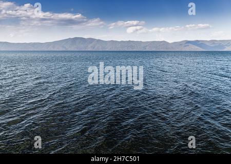 Paysage idyllique avec le célèbre lac de Sevan - une des plus grandes sources d'eau douce en Arménie et toute la Transcaucasie. Banque D'Images