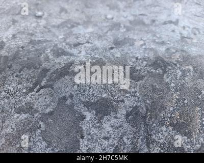 Pierre gris naturel avec diverses taches grises et blanches sur la surface Banque D'Images