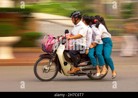 VIETNAM, HANOÏ, MOTO À HANOI STREET, ALLER À L'ÉCOLE Banque D'Images