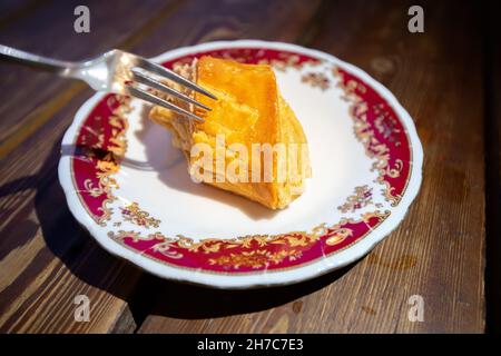 Gâteau arménien traditionnel Gata sur une assiette dans le restaurant Banque D'Images