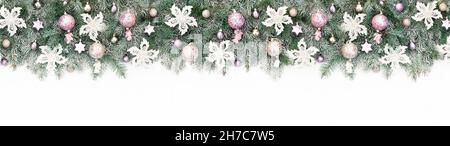 Longue bannière avec guirlande d'arbres de Noël décorée de boules scintillantes roses et dorées, fleurs blanches.Arrière-plan avec boules de Noël pastel gros plan f Banque D'Images