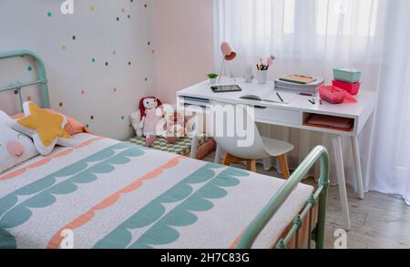 Chambre des filles décorée dans des tons pastel Banque D'Images