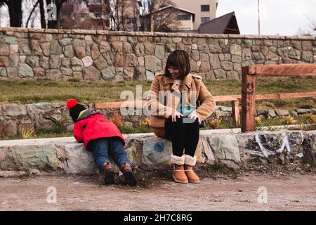 Mère et fils s'amusent ensemble au parc Banque D'Images