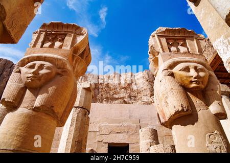 Colonnes de la déesse Hathor, le Temple de Hatshepsut, Louxor, Égypte Banque D'Images