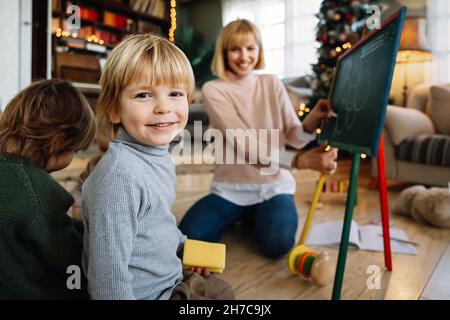 Éducation, concept de maternelle. Groupe d'enfants d'âge préscolaire à l'écoute de l'enseignant. Banque D'Images