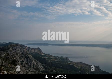 Vue panoramique depuis le Skywalk Biokovo dans le parc naturel en Croatie Banque D'Images