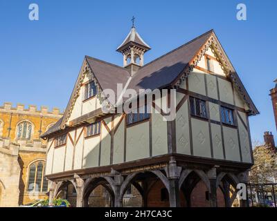 Ancienne école de grammaire historique, datant de 1614, au centre de la ville de marché de Market Harborough, Leicestershire, Royaume-Uni Banque D'Images