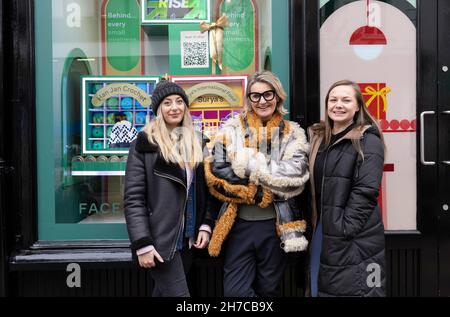 USAGE ÉDITORIAL EXCLUSIF (de gauche à droite) Kia Simpson, cofondatrice de Moonie, Mary Portas et Faye Dewitt, conseillère commerciale à R1SE, dévoilent la « Good Ideas Shop » de Meta, pour lancer leur campagne #DeserveToBeFound, célébrant les petites entreprises britanniques, Bournemouth.Date de publication : lundi 22 novembre 2021. Banque D'Images