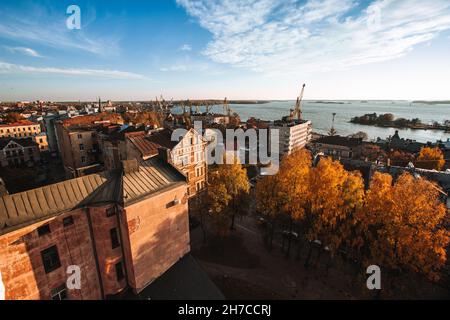 Vue sur l'administration portuaire et le port sud depuis la Tour de l'horloge en automne à Vyborg, dans la région de Leningrad. Banque D'Images