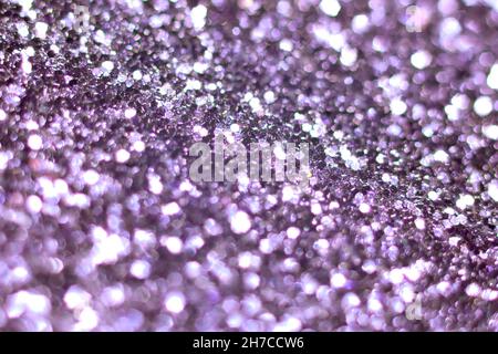 Paillettes violettes, effet flou.Des cercles lumineux de vacances lumineux sont créés à partir de bokeh dans l'appareil photo et l'objectif.Arrière-plan de la conception.Backgrou de Noël Banque D'Images